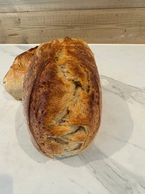 En gyllen rekeloff med snitt i skorpen, på bakepapir.